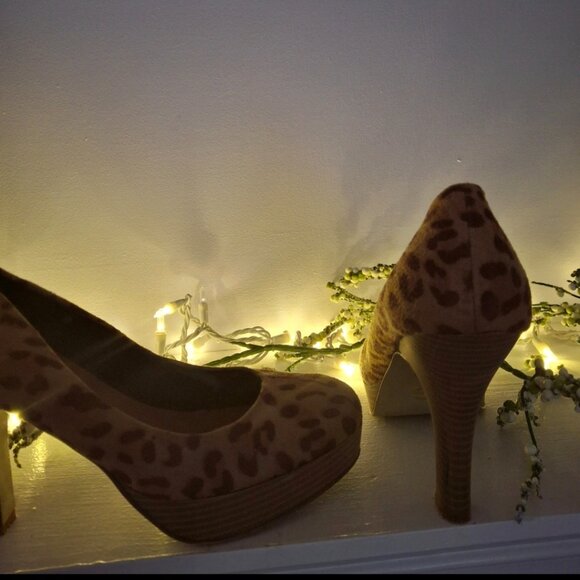 Leopard Platform Heels by Guess sz 10 - Picture 5 of 8